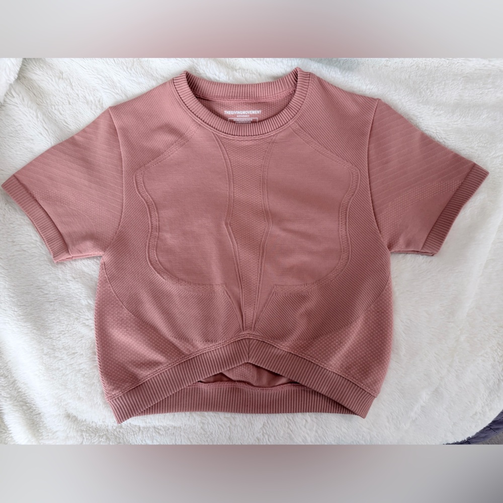 The Giving Movement Tonal SMLS100© Croptop in
Dusty Pink / M